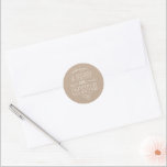 EIN LEIDER CHRISTMAS lustig niedliche whimsistisch Runder Aufkleber<br><div class="desc">von kat massard >>> kat@simplysweetPAPERIE.com << HINWEIS - das Kraftlook ist ein gedrucktes Bild Senden und eine besondere Nachricht mit Stil und Pizzazz in diesem Jahr... Personalisiert mit Ihren Details & Fotos werden sich meine modernen Urlaubsprodukte von den Grußfreuden abheben, die Ihre Freunde und Familie in dieser Saison erhalten werden,...</div>