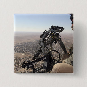 Ein Leiter der Crew sucht verdächtige Aktivitäten Button