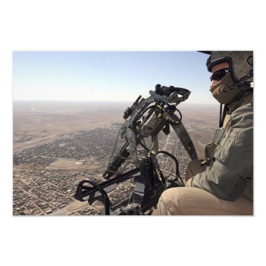 Ein Leiter der Crew sucht verdächtige Aktivitäten Fotodruck (Vorne)