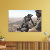 Ein Leiter der Crew sucht verdächtige Aktivitäten Leinwanddruck (Insitu (Wohnzimmer))