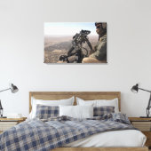 Ein Leiter der Crew sucht verdächtige Aktivitäten Leinwanddruck (Insitu (Schlafzimmer))