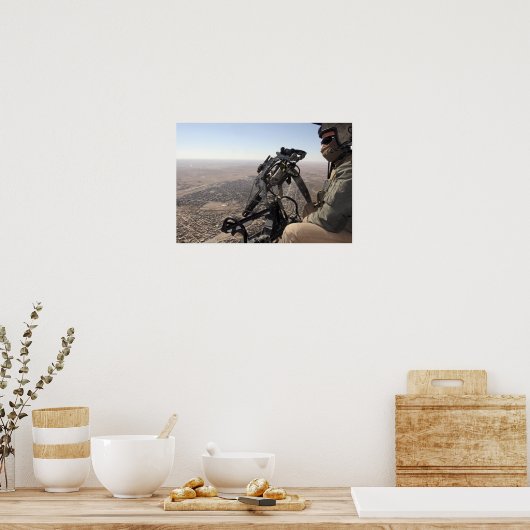 Ein Leiter der Crew sucht verdächtige Aktivitäten Poster (Küche)