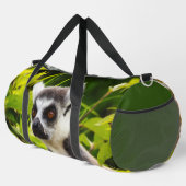 Ein Lemur Madagaskars auf einer Mülltüte Duffle Bag (Rechte Ecke)