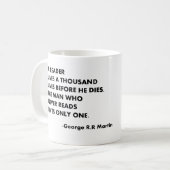Ein Leser lebt tausend Leben, bevor er stirbt. Kaffeetasse (Vorderseite Links)