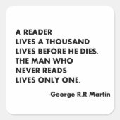 Ein Leser lebt tausend Leben, bevor er stirbt. Quadratischer Aufkleber (Vorderseite)