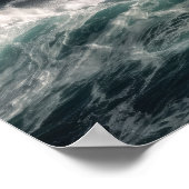 Ein Leuchtturm, umgeben von Wellen Poster (Ecke)