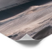 Ein Leuchtturm, umgeben von Wellen Poster (Ecke)