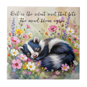 Ein liebenswerter Stinktier, der in Blumen schläft Fliese