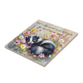 Ein liebenswerter Stinktier, der in Blumen schläft Fliese (Seite)