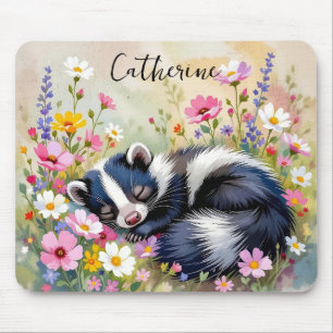 Ein liebenswerter Stinktier, der in Blumen schläft Mousepad