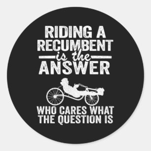 Ein Liegeplatzfahrer ist die Antwort auf den Trike Runder Aufkleber