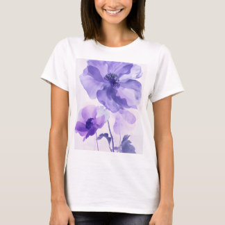 ein lila Blume-gemusterter T - Shirt