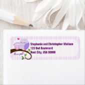 Ein Lila Etikett für eine Babydusche (Insitu)