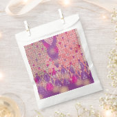 ein lila Hintergrund mit Punkten Geschenktütchen (Ausgeschnitten)