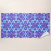 Ein Lila und blaues Gefärbte Krawatte-Muster Strandtuch (Vorderseite)