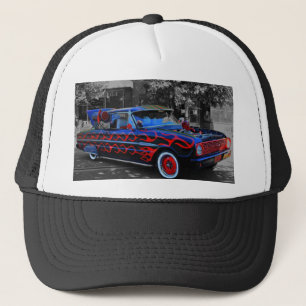 Ein loderndes altes Auto, oon ein Truckerkappe