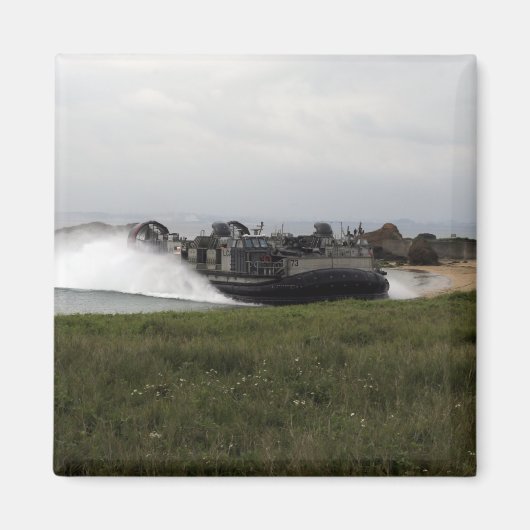 Ein Luftpolster eines Landefahrzeugs kommt an Land Magnet (Vorne)