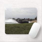 Ein Luftpolster eines Landefahrzeugs kommt an Land Mousepad (Mit Mouse)