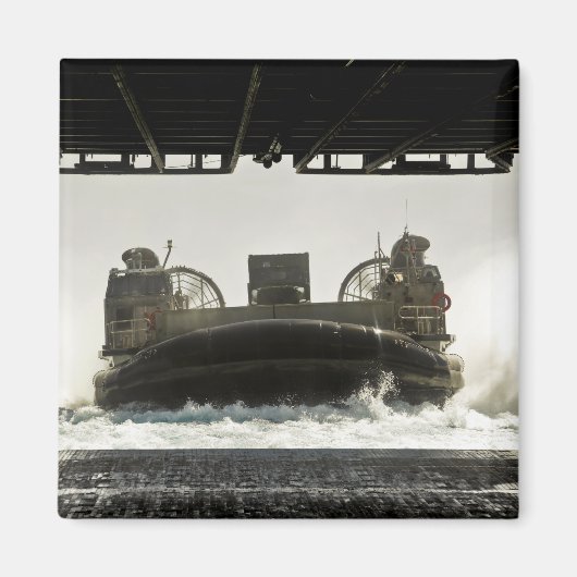 Ein Luftpolster für das Landefahrzeug bereitet sic Magnet (Vorne)