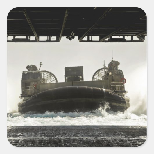 Ein Luftpolster für das Landefahrzeug bereitet sic Quadratischer Aufkleber (Vorderseite)