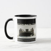 Ein Luftpolster für das Landefahrzeug bereitet sic Tasse (Links)