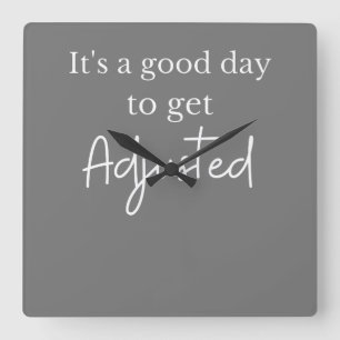 Ein lustiger Chiropraktor, ein guter Tag, um sich  Quadratische Wanduhr