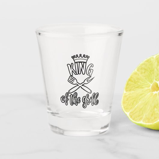 Ein lustiger Designkönig des Grills. Geschenk für Schnapsglas (Vorderseite)