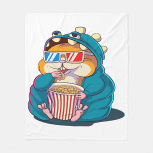 Ein lustiger Hamster mit Brille isst Popcorn Fleecedecke
