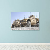 Ein M-ATV Mine Resistent Ambusgeschütztes Fahrzeug Leinwanddruck (Insitu (Holzboden))