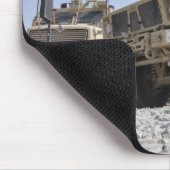 Ein M-ATV Mine Resistent Ambusgeschütztes Fahrzeug Mousepad (Ecke)