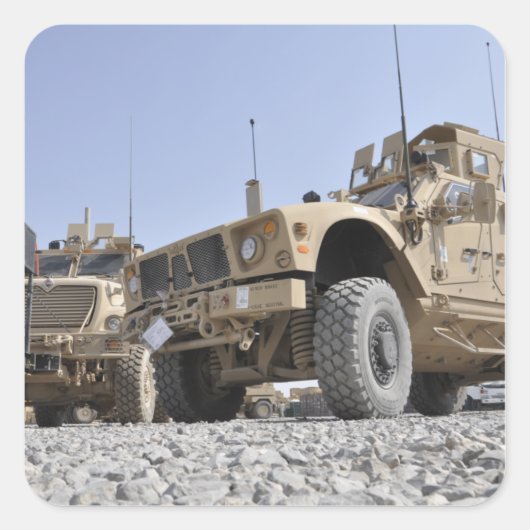 Ein M-ATV Mine Resistent Ambusgeschütztes Fahrzeug Quadratischer Aufkleber (Vorderseite)
