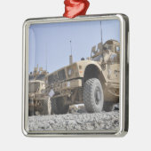 Ein M-ATV Mine Resistent Ambusgeschütztes Fahrzeug Silbernes Ornament (Links)