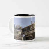 Ein M-ATV Mine Resistent Ambusgeschütztes Fahrzeug Zweifarbige Tasse (Vorderseite Links)