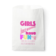 Ein Mädchen aus dem PASADENA-Logo