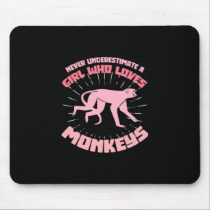 Ein Mädchen, das Affen Liebe Mousepad
