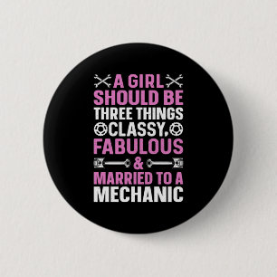 Ein Mädchen, das an einen Mechanismus Verheiratet  Button