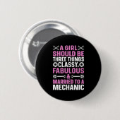 Ein Mädchen, das an einen Mechanismus Verheiratet Button (Vorne & Hinten)