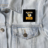 Ein Mädchen, das Bienen Liebe Button (Beispiel)