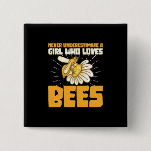 Ein Mädchen, das Bienen Liebe Button
