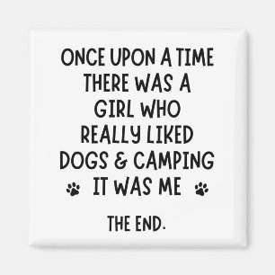 Ein Mädchen, das Camping und Hunde wirklich mochte Magnet