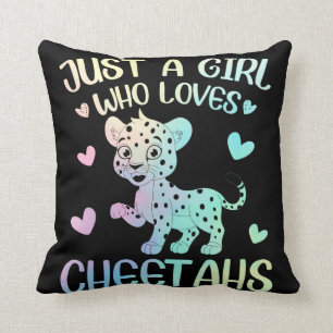 Ein Mädchen, das Cheetahs Liebe Kissen