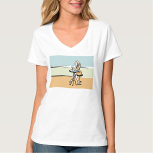 Ein Mädchen, das den Roten Wein genießt im Café T-Shirt