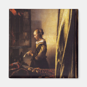 Ein Mädchen, das einen Brief an einem offenen Magnet