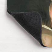 Ein Mädchen, das einen Brief durch Kerzenlicht Mousepad (Ecke)