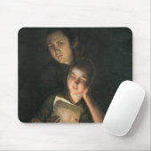 Ein Mädchen, das einen Brief durch Kerzenlicht Mousepad (Mit Mouse)