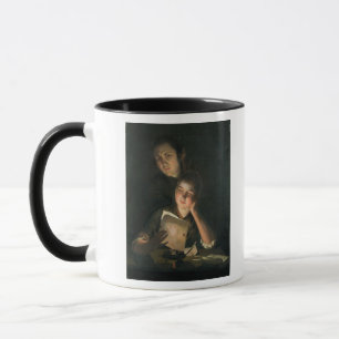 Ein Mädchen, das einen Brief durch Kerzenlicht Tasse