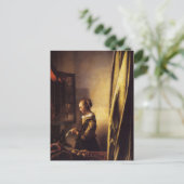 Ein Mädchen, das einen Buchstaben in einem offenen Postkarte (Stehend Vorderseite)