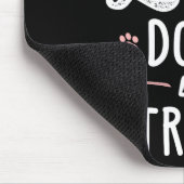 Ein Mädchen, das Hunde Liebe, und Trumps Gabe Love Mousepad (Ecke)