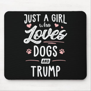 Ein Mädchen, das Hunde und Trump-Geschenk-Hundelie Mousepad