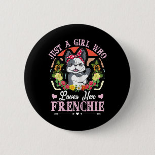 Ein Mädchen, das ihren französischen Bulldoggen Li Button